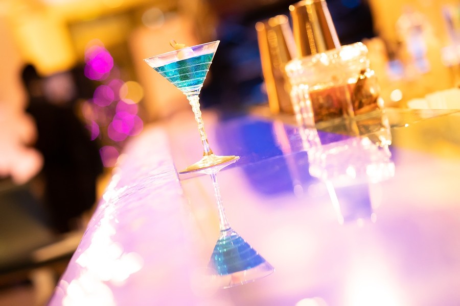 Blu elettrico, verde lime o fucsia; i cocktail più trendy sono fluo