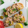 Bruschette con tonno, olive Taggiasche e cipolla di Tropea