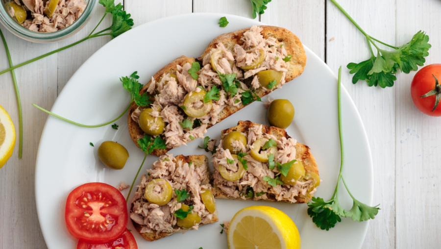 Bruschette con tonno, olive Taggiasche e cipolla di Tropea