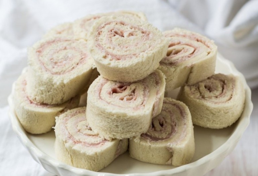 Girelle di pan carré con crema di gamberetti