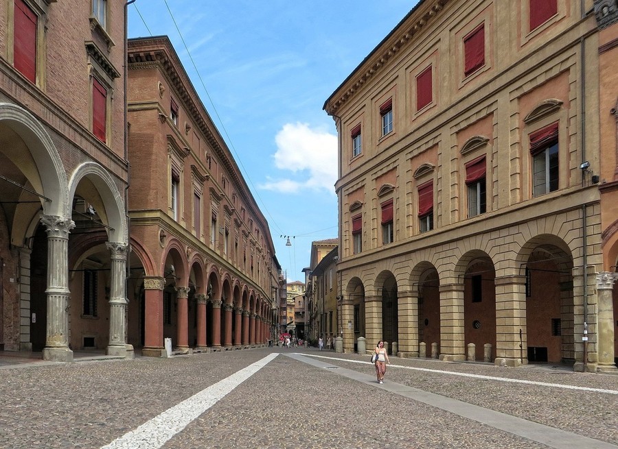 The porticoes of Bologna, a real lounge of the city