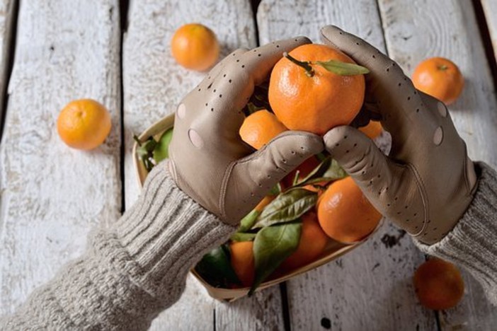 L'eleganza dei guanti, la Napoli che sorprende