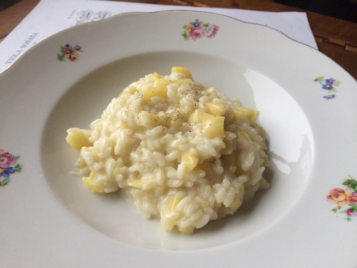 Risotto cremoso con mela e taleggio